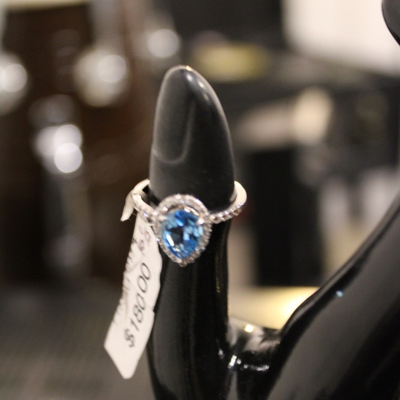 Brand new, beautiful ring with two color Topaz 💍 - Picture 4 of 4